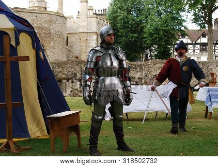 London / England Uk - Agoust 22, 2008: Free Rappresentation Of Knights Fight Outside The London Towe