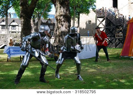 London / England Uk - Agoust 22, 2008: Free Rappresentation Of Knights Fight Outside The London Towe