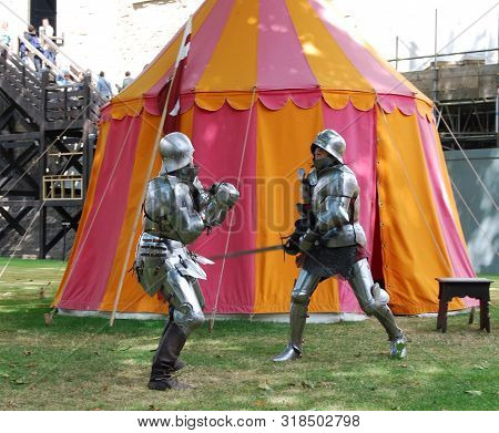 London / England Uk - Agoust 22, 2008: Free Rappresentation Of Knights Fight Outside The London Towe