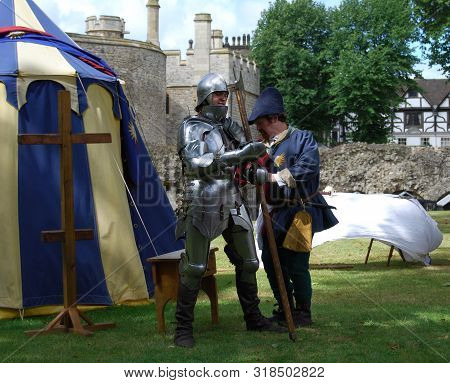 London / England Uk - Agoust 22, 2008: Free Rappresentation Of Knights Fight Outside The London Towe