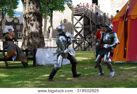 London / England Uk - Agoust 22, 2008: Free Rappresentation Of Knights Fight Outside The London Towe