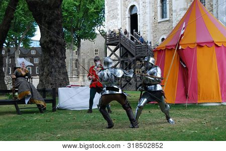 London / England Uk - Agoust 22, 2008: Free Rappresentation Of Knights Fight Outside The London Towe