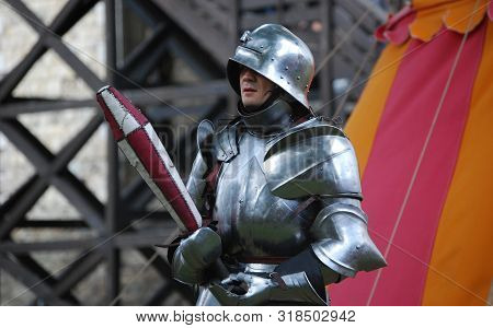London / England Uk - Agoust 22, 2008: Free Rappresentation Of Knights Fight Outside The London Towe