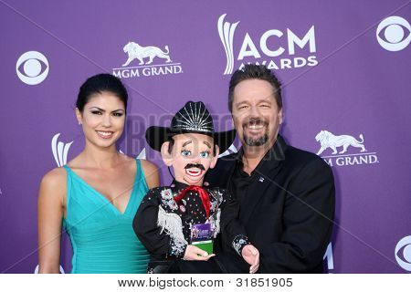 LAS VEGAS - APR 1: Terry Fator ankommer på 2012 Academy of Country Music Awards på MGM Grand Gar