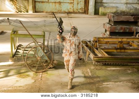 Paintball-soitin kävely hylätyn rakennuksen