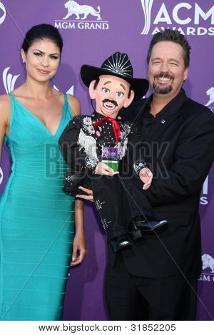 LAS VEGAS - APR 1: Terry Fator ankommer på 2012 Academy of Country Music Awards på MGM Grand Gar
