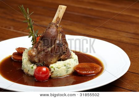 Codillo asado de cerdo con salsa