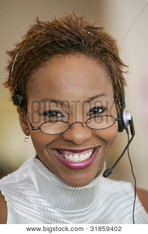 Representante de servicio al cliente con auriculares