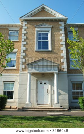 Indgangen til moderne lejligheder