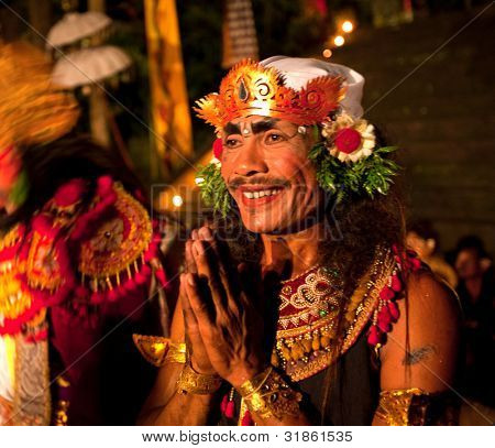 BALI, Indonesien - APRIL 4: Præsentation af traditionelle balinesiske kvinder Kecak brand dans på April 4, 2