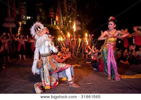 BALI, Indonesien - APRIL 4: Præsentation af traditionelle balinesiske kvinder Kecak brand dans på April 4, 2