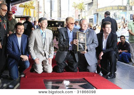 LOS ANGELES, CA - 5 apr: Seth MacFarlane, Leron Gubler, Adam West, Tom LaBonge, Ralph Garman ที่เป็น ce