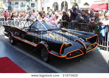 LOS ANGELES - 5 APR: Batmobile presso la passeggiata di Adam West Hollywood di fama cerimonia Star di Hollywood B