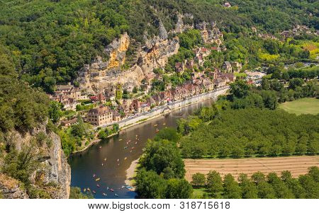 La Roque-Gageac, view from Marqueyssac. Dordogne, France