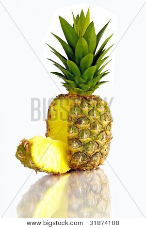 Un ananas con sfondo bianco