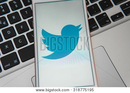 Palo Alto / Usa - August 08 2019: White Iphone With Logo Of Social Media Twitter On The Screen. Soci