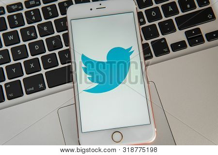 Palo Alto / Usa - August 08 2019: White Iphone With Logo Of Social Media Twitter On The Screen. Soci