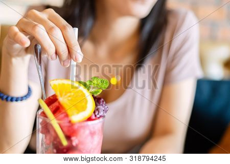 People Dringk Mulberry, Lemon And Mint In Smoothie.