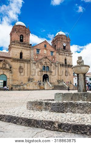 Mongui, Colombia - August, 2019: Fountain At The Central Square In The Small Town Of Mongui With The