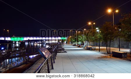 Warsaw, Poland. 25 August 2019. Vistulan Boulevards On The Western Side Of The River Vistula In Wars