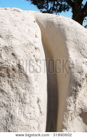 หินขาว eroded