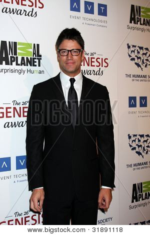 LOS ANGELES - MAR 24: James Scott przylatuje Genesis Awards 2012 w Beverly Hilton Hotel o