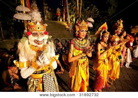 BALI, Indonesien - APRIL 4: Præsentation af traditionelle balinesiske kvinder Kecak brand dans på April 4, 2