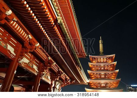 Tokyo / Japan - September, 16 2018: Five-story Pagoda. Hozomon  Is The Inner Of Two Large Entrance T