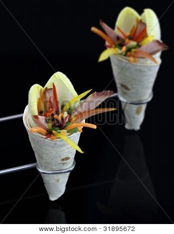 玉米粉圆饼酿蔬菜和肉类
