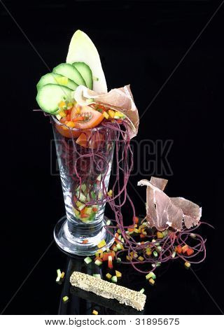 在玻璃中的美食沙拉