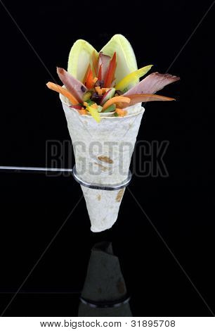 玉米粉圆饼酿蔬菜和肉类
