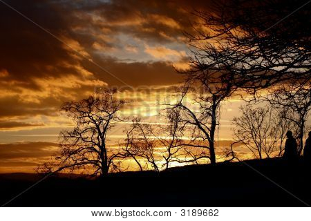 Bellissimo tramonto con il cielo colorato