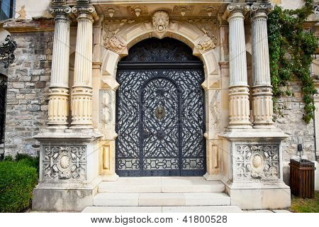 Porta su Peles Museo vecchio edificio in Sinaia, regione di Muntenia, Romania.