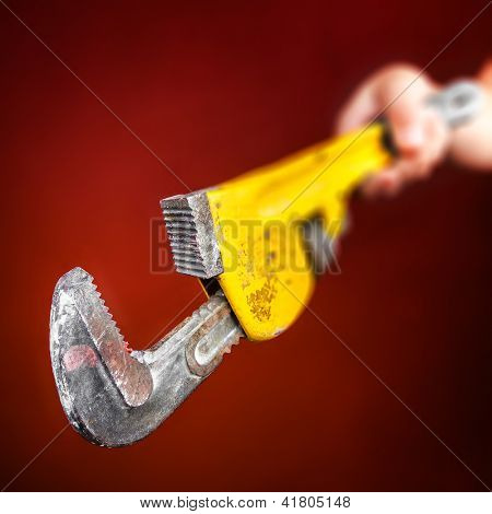 Groothoek schot van een hand met een monkey wrench