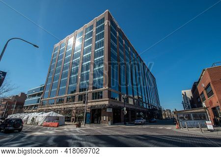 Chicago, Il April 2, 2021, Google Chicago Fulton Market Headquarters. Exterior View Of A Google Head