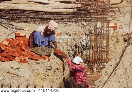 Hoshiarpur Punjab India 03 21 2020 View Of Daily-wage Workers Making  Wall