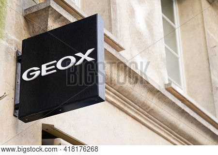 Bordeaux , Aquitaine France - 04 22 2021 : Geox Logo Brand And Text Sign Of Shoes Store Footwear Ita