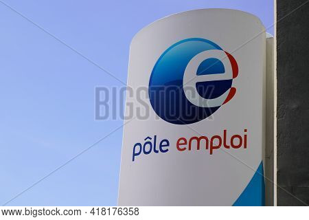 Bordeaux , Aquitaine France - 04 22 2021 : Pole Emploi Sign Brand And Text Logo Of Government Agency