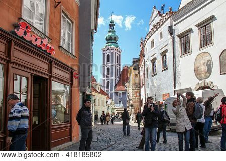 Cesky Krumlov, Czech - April 25, 2012: This Is A Group Of Unidentified Tourists On The Streets Of Th
