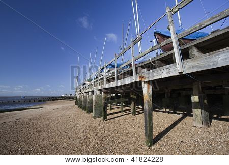 Lodě v zimě skladování na pláže Southend, Essex, Anglie
