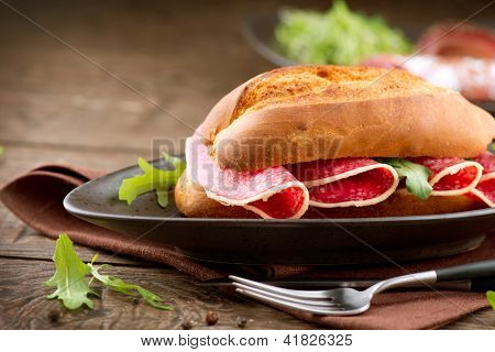Sanduíche com salame