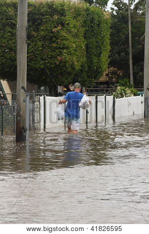 Brisbane, Australien Januar 28: unidentifizierte Wohnsitz nehmen Lebensmittel durch Fluten von