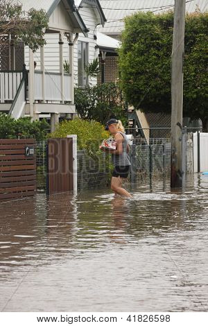 Brisbane, Australien - Januar 28: Unbekannten Bewohner nehmen Lebensmittel durch Fluten von