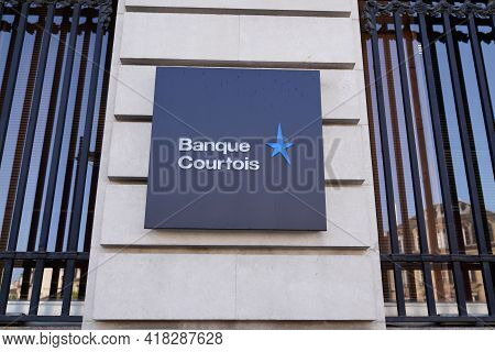 Bordeaux , Aquitaine France - 04 22 2021 : Banque Courtois Text Brand And Logo Sign Blue Star On Off
