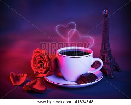 Begreppet foto av romantisk resa till Frankrike, vacker natt i Paris, mat stilleben, kopp kaffe w