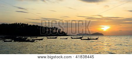 Hermoso amanecer en la isla de Rawai Phuket Tailandia con larga cola barco Ruea Hang Yao
