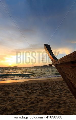 Hermoso amanecer en la isla de Rawai Phuket Tailandia con larga cola barco Ruea Hang Yao