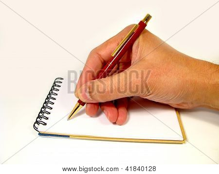Hand schrijven in laptop op witte achtergrond