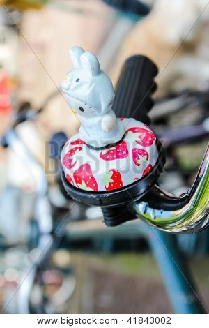 Detail der Fahrrad Glocke Spielzeug auf der StraÃŸe geparkt