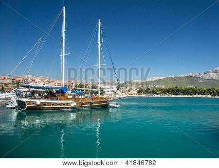 Old fashion Yacht in legno In una baia